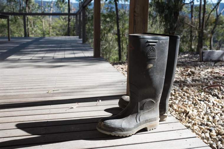 When winter turns wet, muddy, and unpredictable, the difference between a “nice looking boot” and a truly dependable one becomes obvious fast. Bareback Footwear is built for exactly those real-world conditions—specialising in waterproof country and riding boots designed with one clear priority: fit and comfort first. From everyday dog walks across rough terrain to stable work and countryside weekends, Bareback positions its boots as long-lasting, practical, and genuinely comfortable—without needing the painful “break-in period” many leather boots require.
