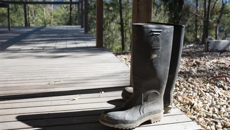 When winter turns wet, muddy, and unpredictable, the difference between a “nice looking boot” and a truly dependable one becomes obvious fast. Bareback Footwear is built for exactly those real-world conditions—specialising in waterproof country and riding boots designed with one clear priority: fit and comfort first. From everyday dog walks across rough terrain to stable work and countryside weekends, Bareback positions its boots as long-lasting, practical, and genuinely comfortable—without needing the painful “break-in period” many leather boots require.